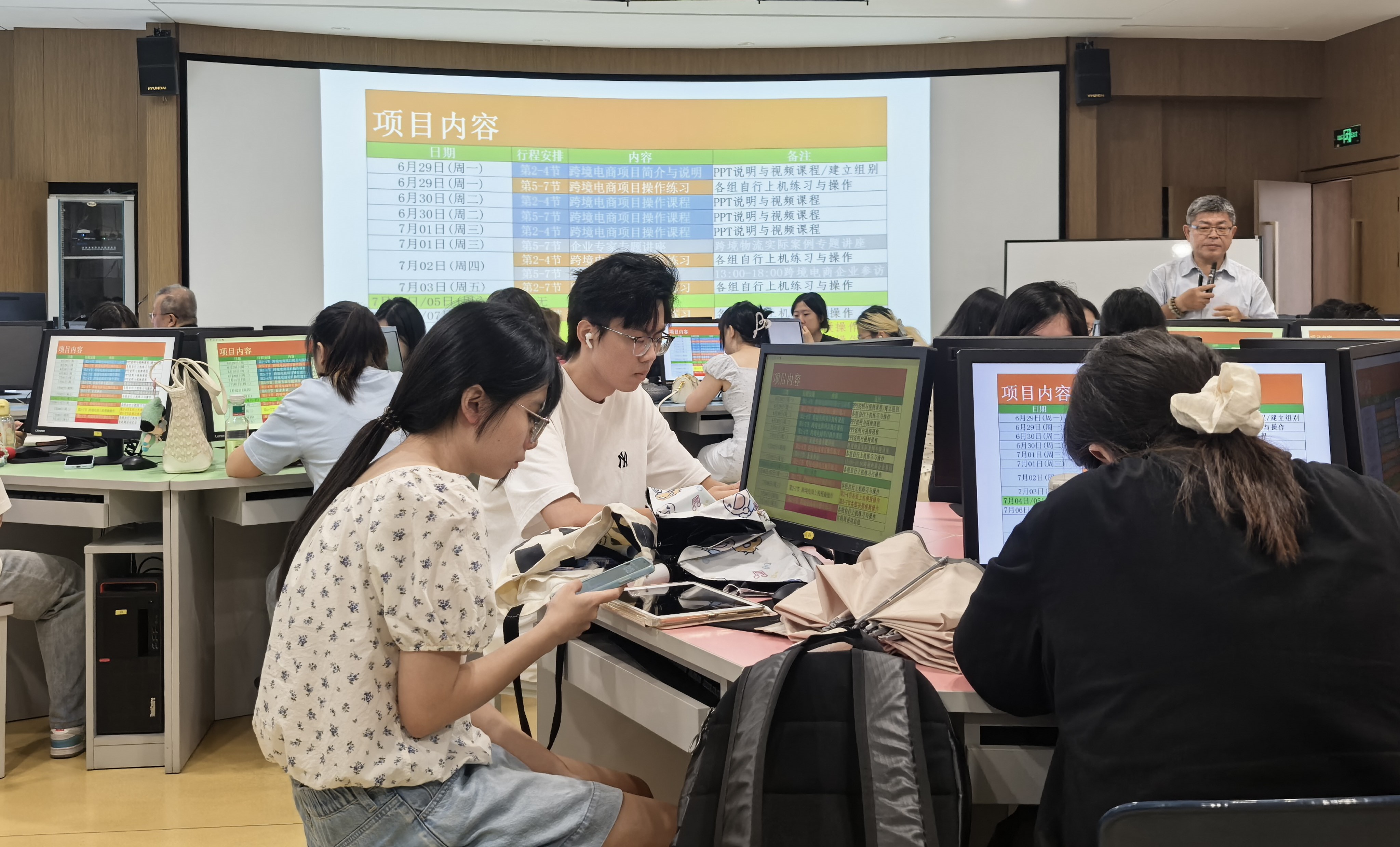 实践周 | 跨境电商实践课顺利开课，助力学生探索数字贸易新蓝海