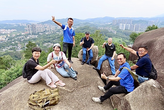 登山健体凝心聚力——国际商务学院兼创新创业教育孵化中心工会开展户外活动
